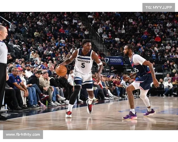 爱德华兹场边为队友加油，森林狼大胜篮网