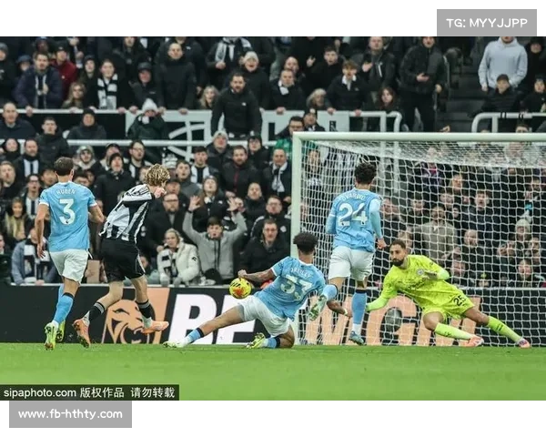 富勒姆门将莱诺高接低挡，全场完成七次关键扑救