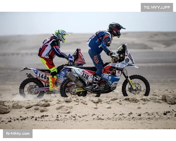 达喀尔拉力赛收车台，中国车手韩魏与领航拥抱庆祝完赛